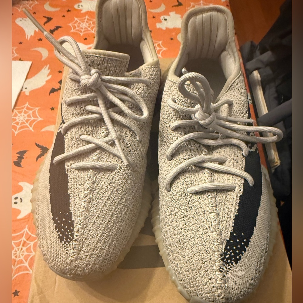 Used Men’s Boost 350 V2 Granite HQ2059 size 9.5.